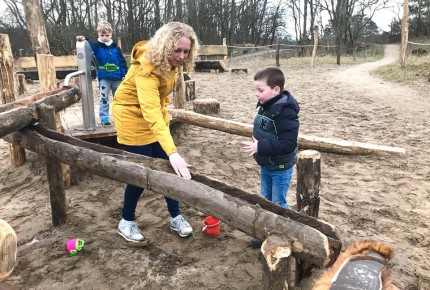 spelen in de duinen